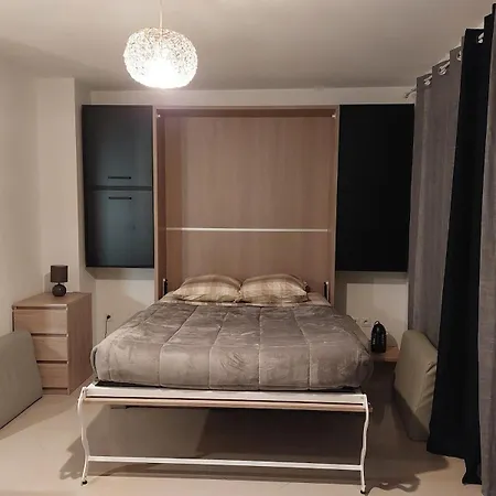 Grand A 300m De La Dans Calme - Seule Piece Apartment