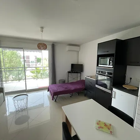 Grand A 300m De La Dans Calme - Seule Piece Apartment